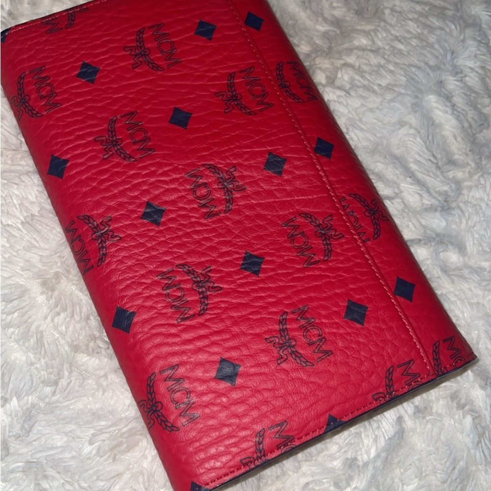 MCM Wristlet/Wallet/Crossbody good condition - Picture 6 of 7
